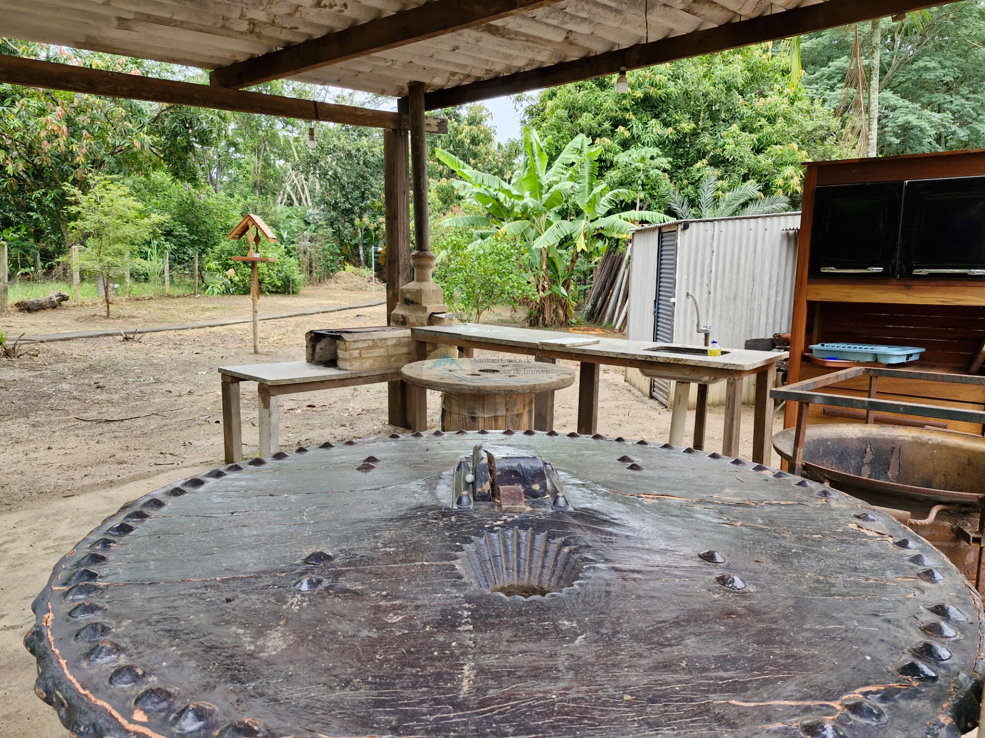 Rancho a venda na Beira do Rio Pardo