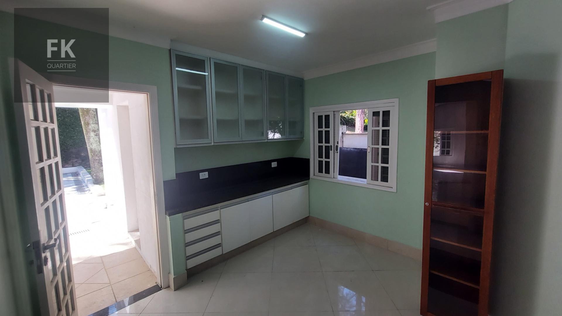 Casa à venda com 5 quartos, 4 suítes, 4 vagas e 250m² no Alphaville Residencial Dois, Barueri (SP) — foto 12 de 30