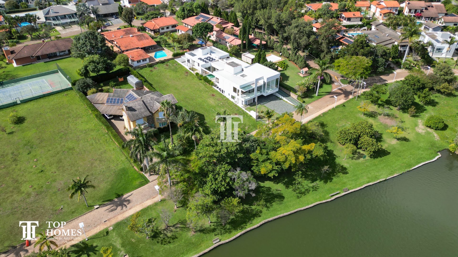 Terreno frente ao lago à venda no condomínio Portal da Concórdia em Cabreúva/SP
