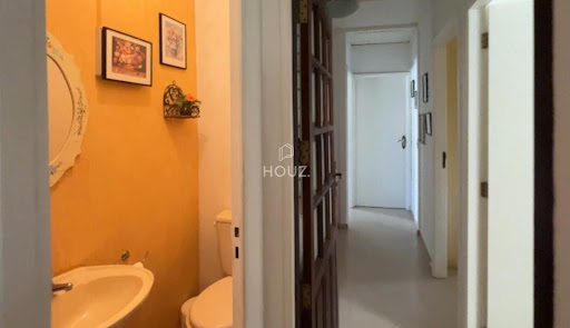 Lavabo e corredor de acesso aos quartos