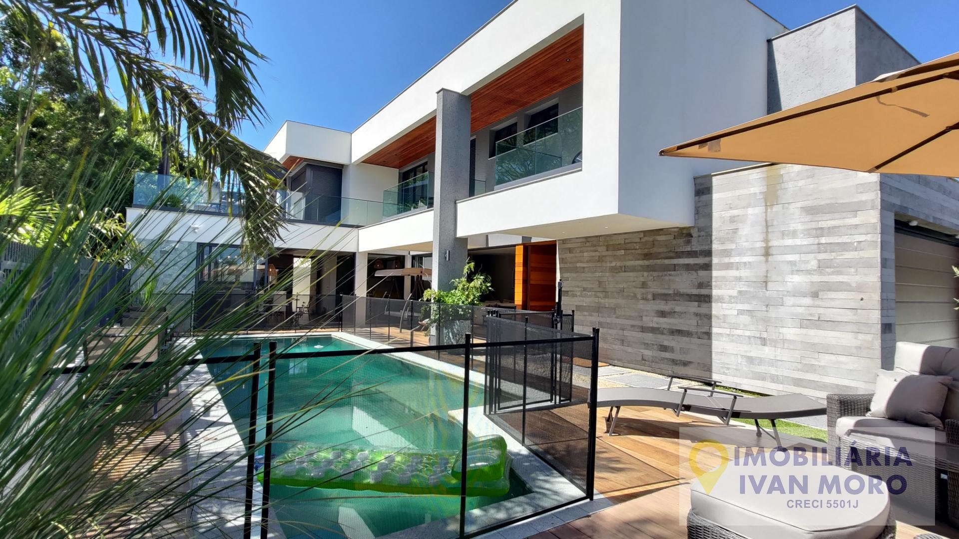 Casa para alugar com 3 quartos, 4 banheiros e 2 vagas no Daniela, Florianópolis — foto principal