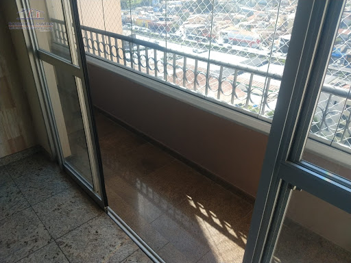 Sacada na sala toda envidraçada