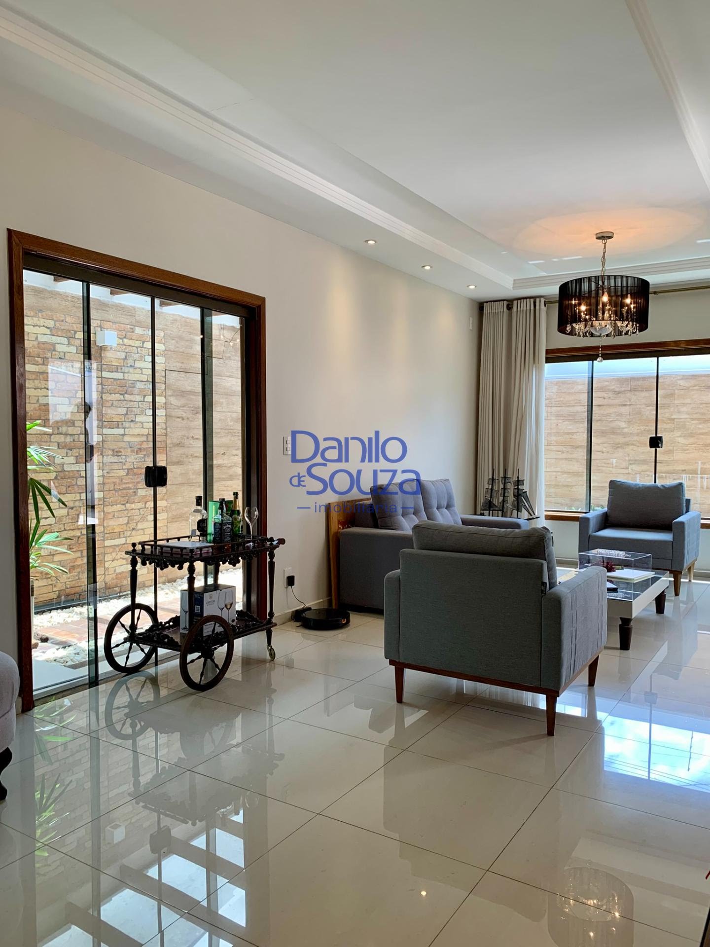 Casa à venda com 4 quartos, 2 banheiros, 2 vagas e 360m² no Alvorada, Araxá — foto principal