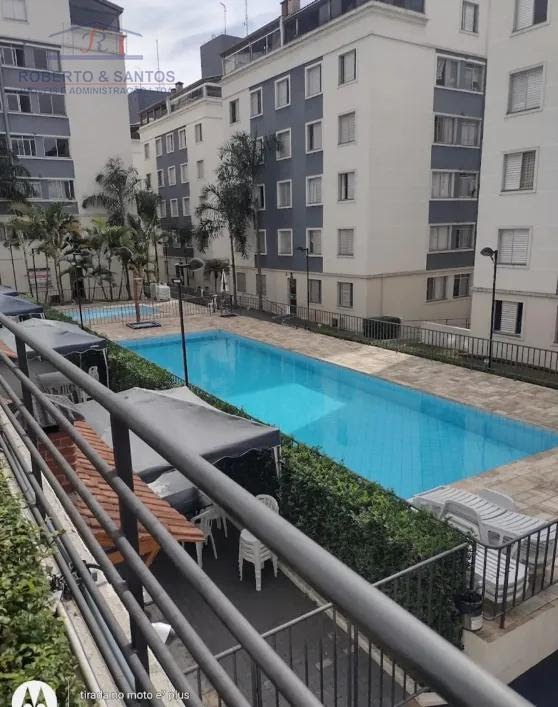Piscina e churrasqueiras