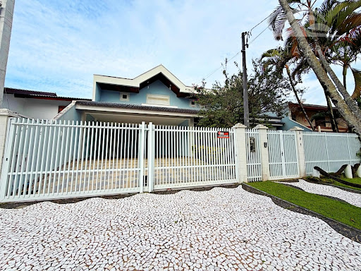 Sobrado Triplex Caiobá, 6 Suítes, Piscina. Conforto e