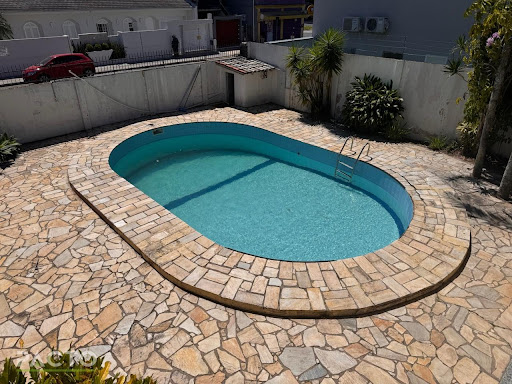Descubra o privilégio de viver no coração de Araranguá! Esta incrível residência, localizada no Centro, oferece o equilíbrio perfeito entre conforto, espaço e praticidade. Com impressionantes 451m² de