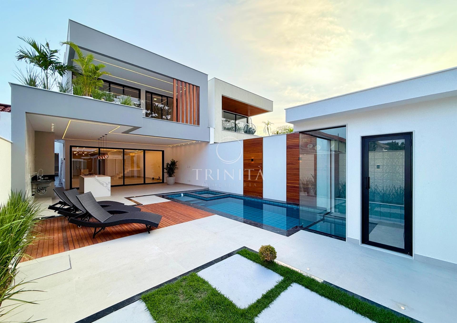 Fachada da casa à venda no Rio Mar