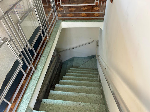 Escadas para sala inferior e banheiro