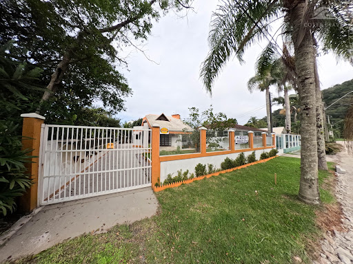 Casa 2 Pavimentos, 3 Quartos, Amplo Terreno, Região