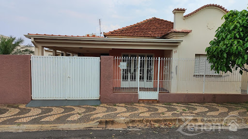 Casa à Venda no Centro de Adamantina por R$ 500.000