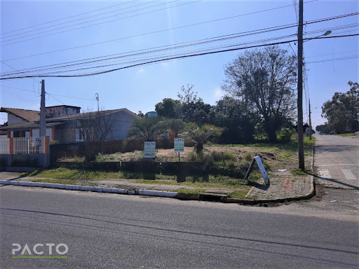 Casa em Jardim das Avenidas  -  Araranguá. Características do imóvel:  Casa de alvenaria em mau estado de conservação, Terreno medindo 13,00 metros de frente, por 30 metros de fundos    