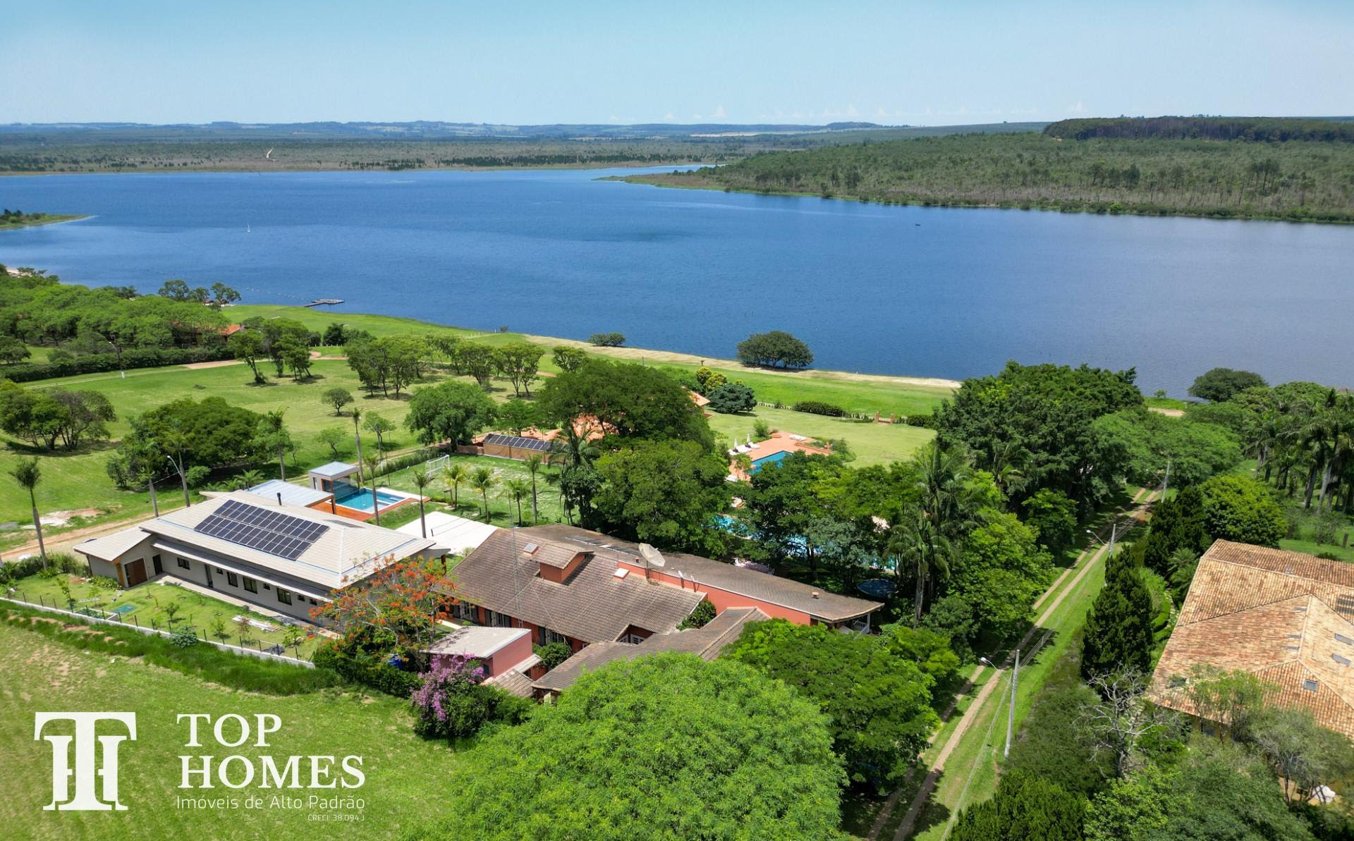 Casa de alto padrão à venda na represa do Broa no condomínio Vila Pinhal em Itirapina/SP