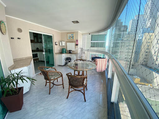 Apartamento 1 suíte e 2 demi com 2 vagas perto da praia