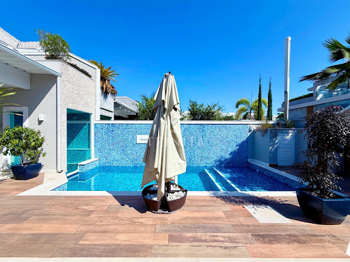 Piscina da casa à venda no condomínio Blue Houses na Barra da Tijuca