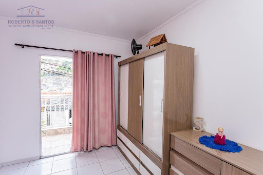 quarto frente com sacada