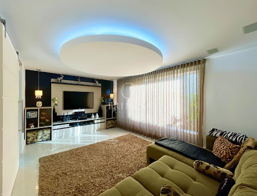 Sala de TV da casa à venda no condomínio Del Lago