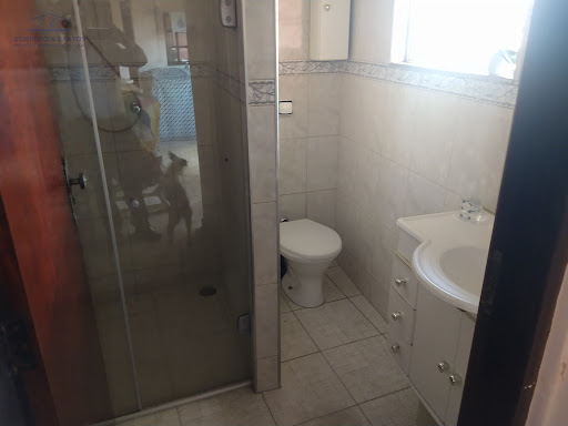 Banheiro na área de serviço