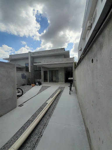 Encante-se com esta excelente casa localizada no bairro Jardim Mariléa, em Rio das Ostras, perfeita para quem busca conforto, praticidade e uma ótima oportunidade de investimento. Com 3 dormitórios, s
