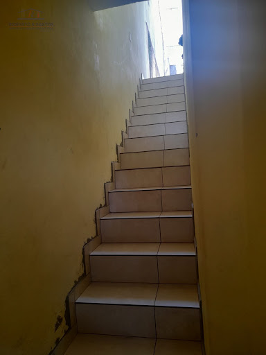 Escadas de acesso à casa