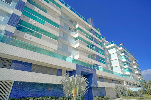 Apartamento 02 dormitórios parcialmente mobiliado em Caiobá