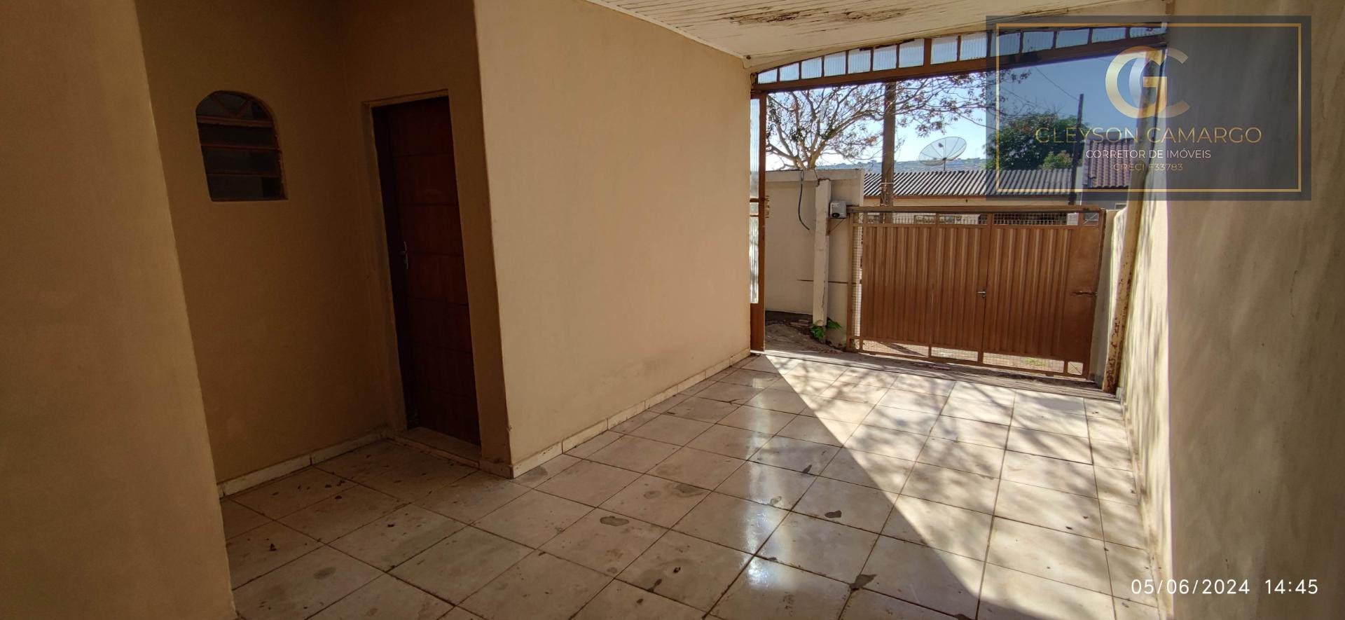 GARAGEM E ENTRADA PARA SALA