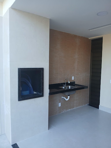 Encante-se com esta excelente casa à venda em Jardim Atlântico, Rio das Ostras, perfeita para quem busca conforto, praticidade e uma localização privilegiada. O imóvel conta com 3 dormitórios, sendo 1