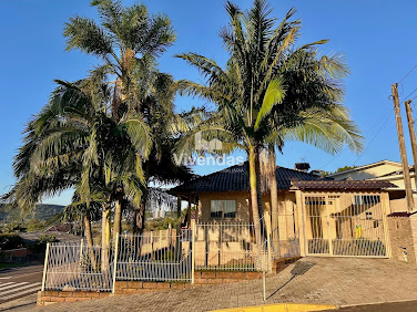 Casa de esquina com 03 dormitórios - Santa Cruz do Sul