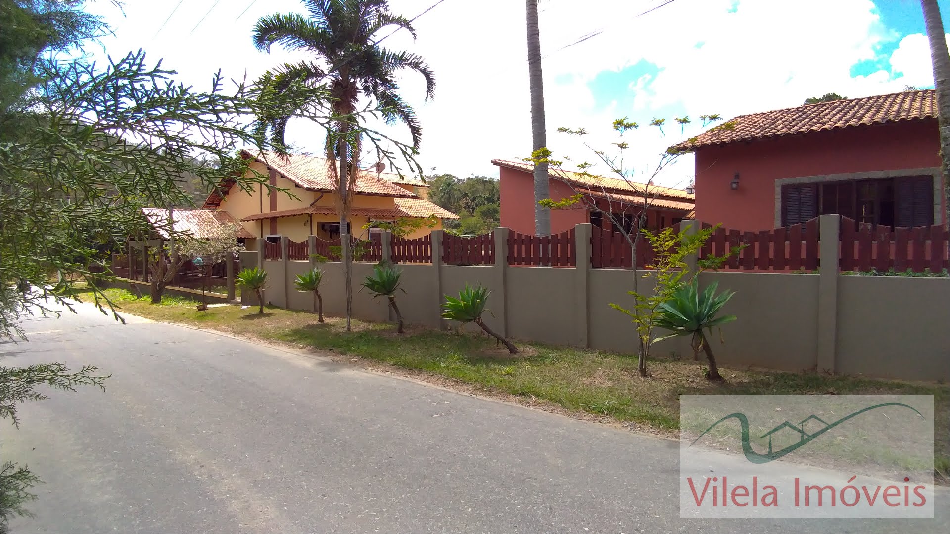 Rua de acesso e fachada