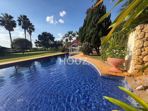 piscina com raia olímpica e cascata