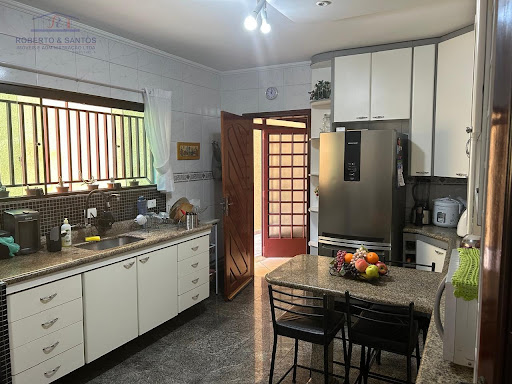 Cozinha com armários