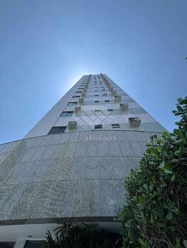 Compre Apartamento à venda em Casa Forte, Recife. 80m², 3 quartos (2 suítes), sala ampliada e área de lazer completa no Edf. Álamo. Agende visita hoje com Leicam Maciel