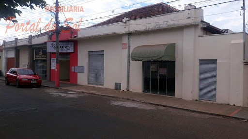 Salão com 3 portas comerciais próximo ao Colégio Rio Branco