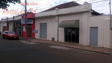 Salão com 3 portas comerciais próximo ao Colégio Rio Branco