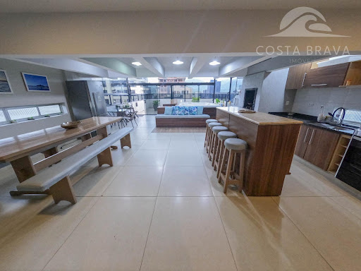 Magnífica Cobertura Linear no Coração de Caiobá com 5