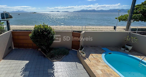 Casa 3 Dormitórios - Balneário  -  Florianópolis, SC