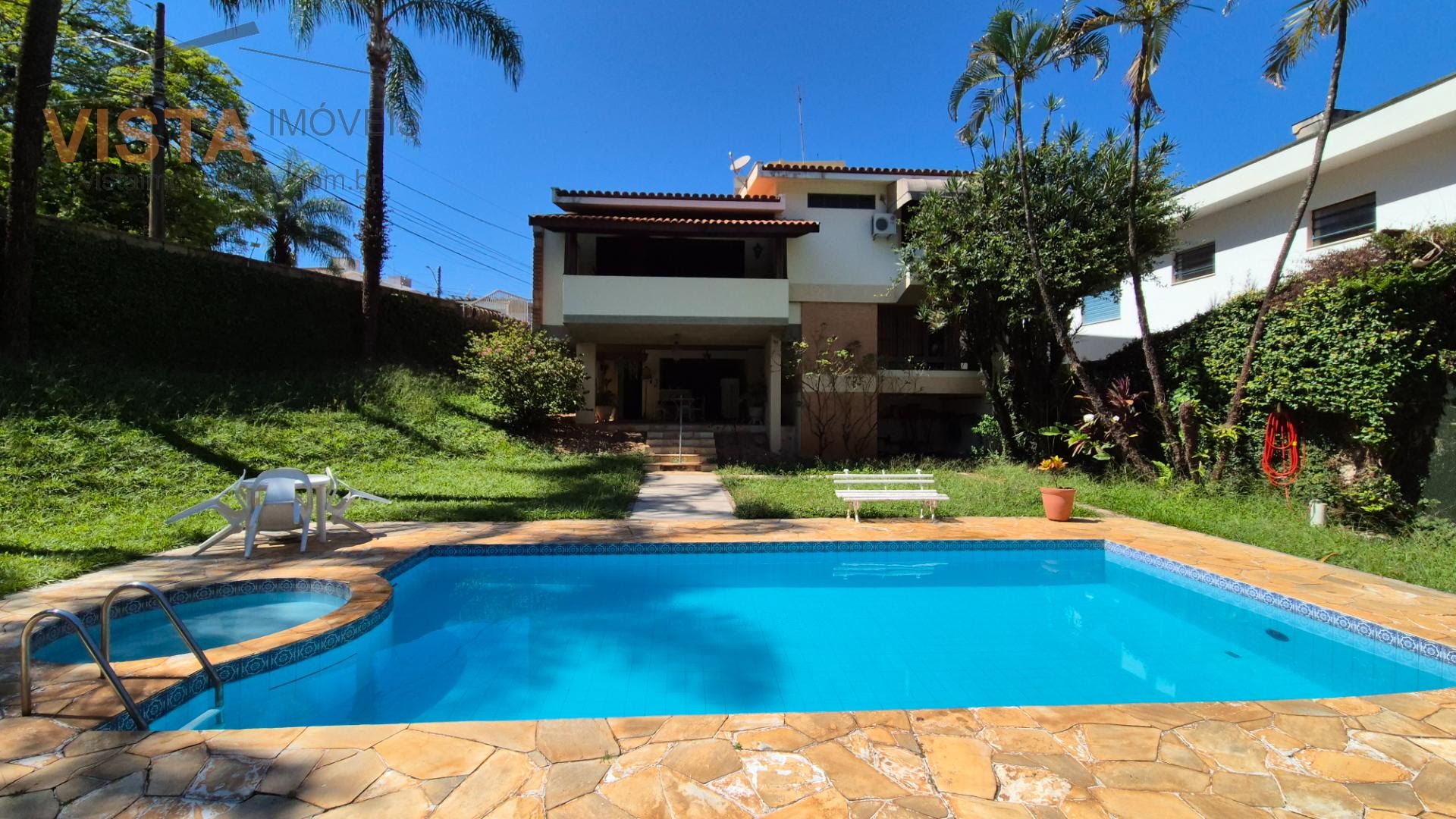 PISCINA E QUINTAL