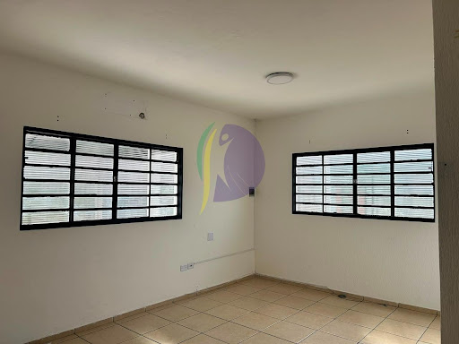 Sala comercial no Centro, Itupeva, com 27m², 1 banheiro e locação por R$ 900.