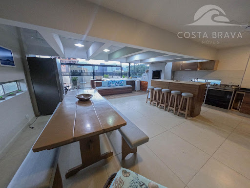 Magnífica Cobertura Linear no Coração de Caiobá com 5