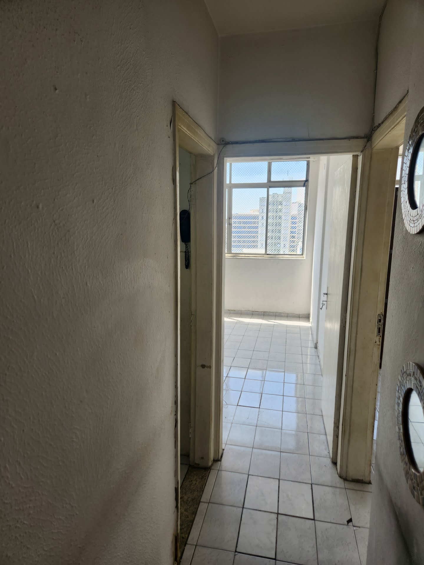 Vista pra sala, esquerda cozinha e direita quarto 