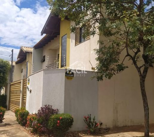 Sobrado à venda em Campo Grande, 4 dormitórios e 207m²