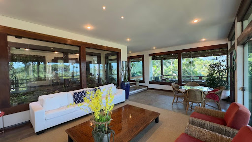 Sala de estar de casa de alto padrão na Praia Domingas Dias