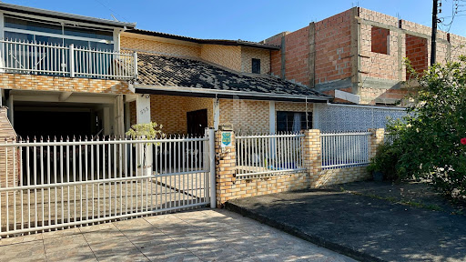 Sobrado à venda em Guaratuba: 3 quartos e 251m² com piscina