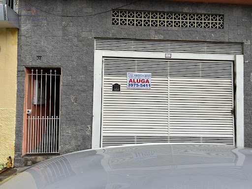 Entrada da casa a esquerda