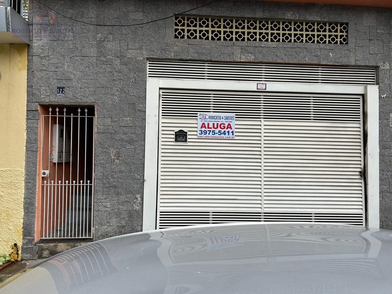 Entrada da casa a esquerda