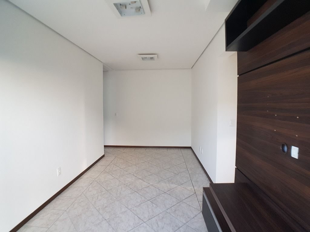 Sala com estante para TV 