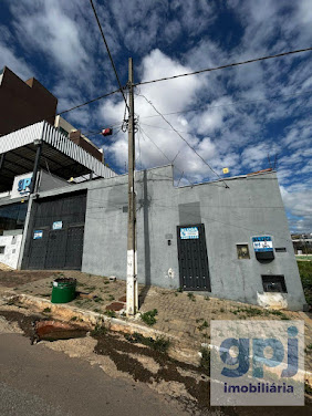Alugue Loja COM AREA DESCOBERTA em Fausto Pinto da Fonseca I, Nova Serrana – R$2445