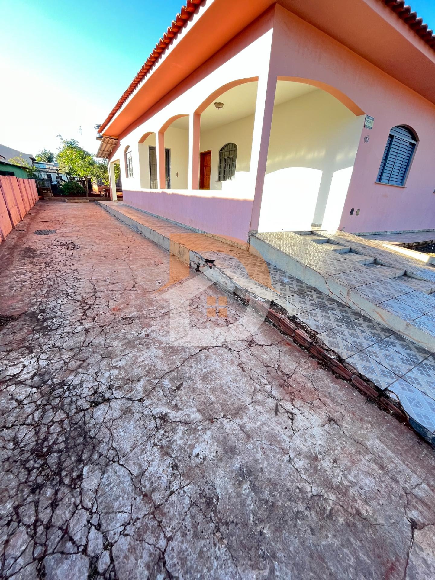 entrada lateral garagem