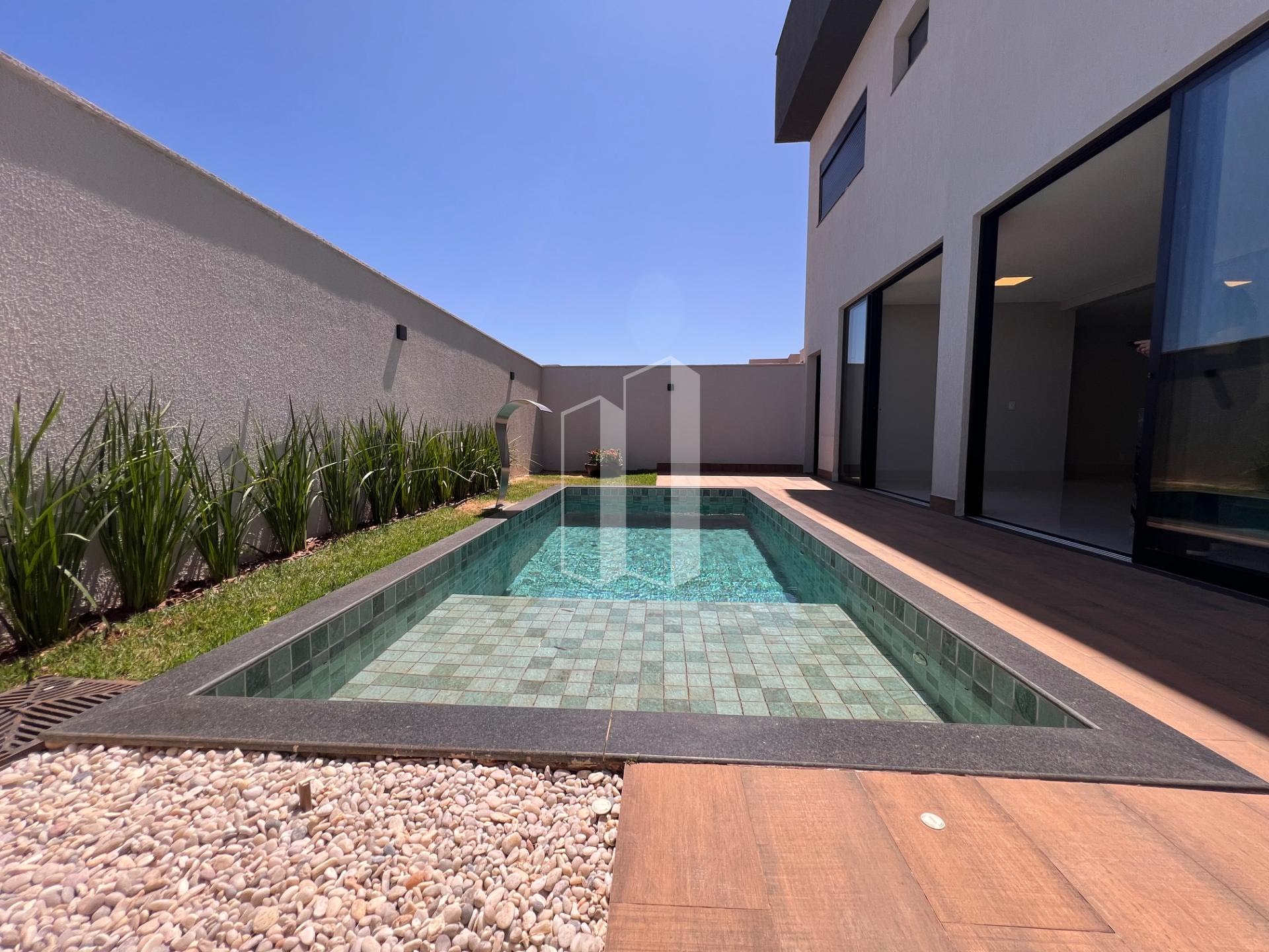 Casa à venda com 4 quartos, 3 suítes, 2 vagas e 246m² no Jardins Capri, Senador Canedo (GO) — foto 12 de 30