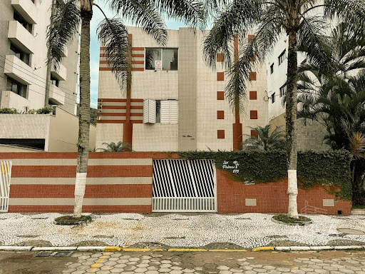 Apartamento 03 dormitórios amplo a 210 m da Praia Brava
