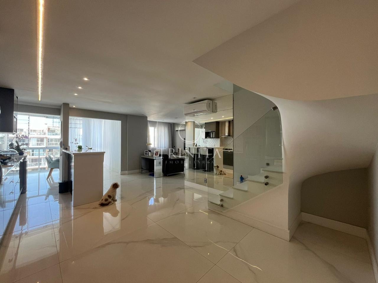 cozinha e sala-integrados-cobertura-190m²-frames-pontal-oceanico-recreio